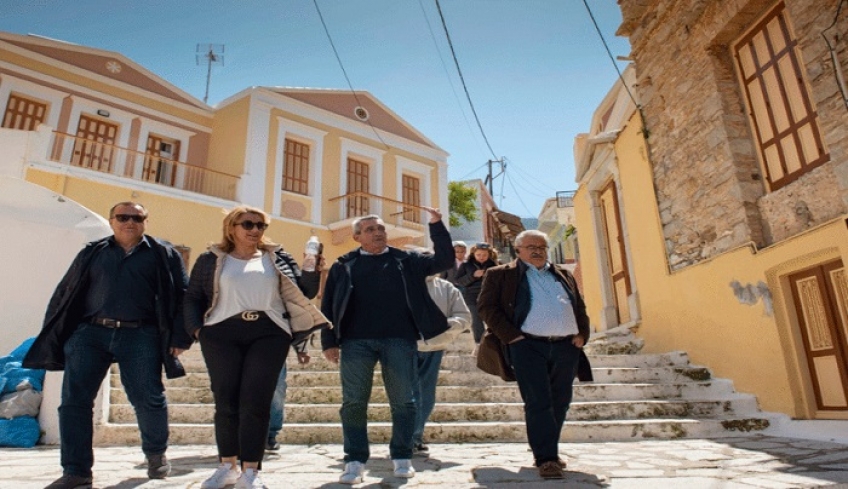 Το γήπεδο της Σύμης που ανακατασκευάζεται με χρηματοδότηση από την Περιφέρεια επισκέφθηκε ο Περιφερειάρχης