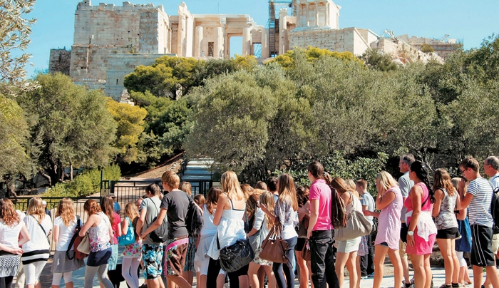 Daily Mail: Προτρέπει τους Βρετανούς να κάνουν διακοπές στην Ελλάδα λόγω... πιθανής χρεοκοπίας