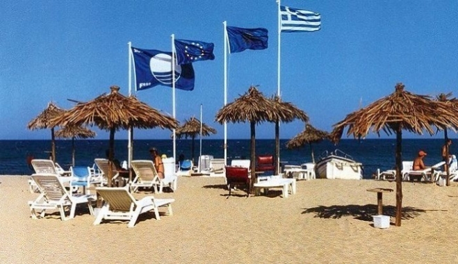 Δεύτερη στον κόσμο σε &quot;γαλάζιες σημαίες&quot; η Ελλάδα - Ολόκληρη η λίστα με τις βραβευμένες παραλίες
