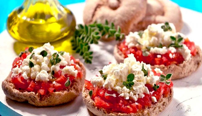 Από την Κρήτη με αγάπη – Συνταγή για ντάκο που θα τρελάνει το καλοκαίρι σου