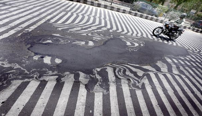 Φονικός καύσωνας στην Ινδία λιώνει ακόμα και δρόμους!