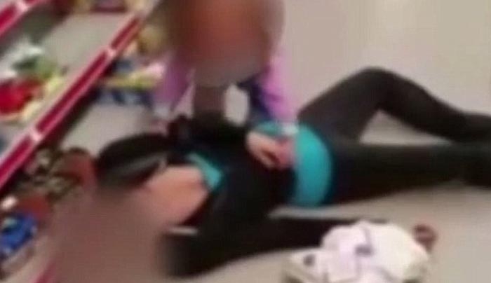 Συγκλονιστικές εικόνες από την προσπάθεια δίχρονου κοριτσιού να σηκώσει τη ναρκομανή μητέρα του (Video)