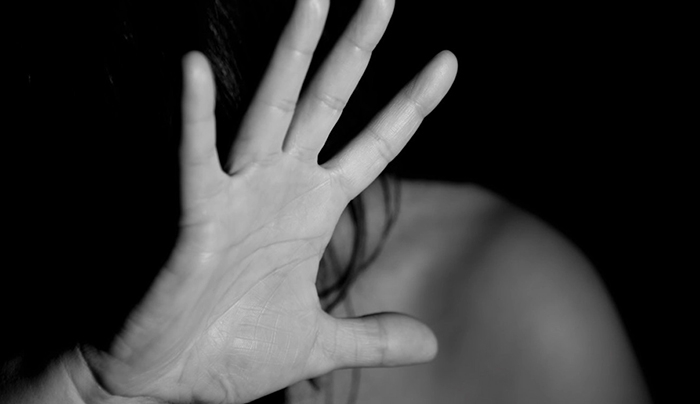 Μία στις τέσσερις Ελληνίδες άνω των 15 έχει βιώσει σωματική ή σεξουαλική βία