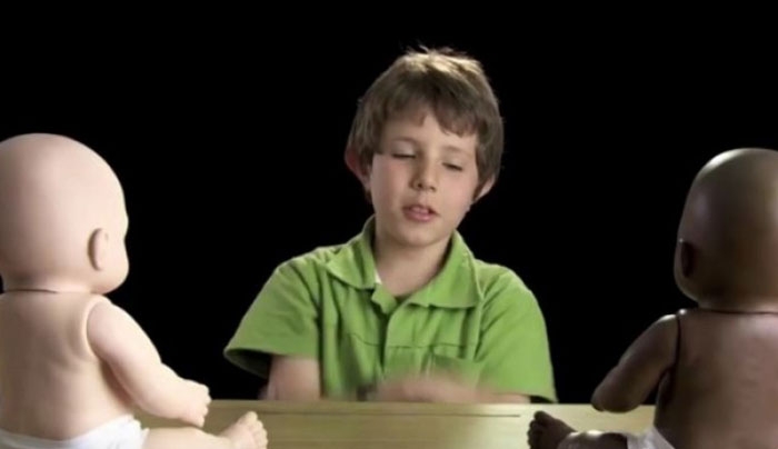 Το ψυχολογικό πείραμα με παιδιά για το ρατσισμό που συγκλονίζει (Βίντεο)