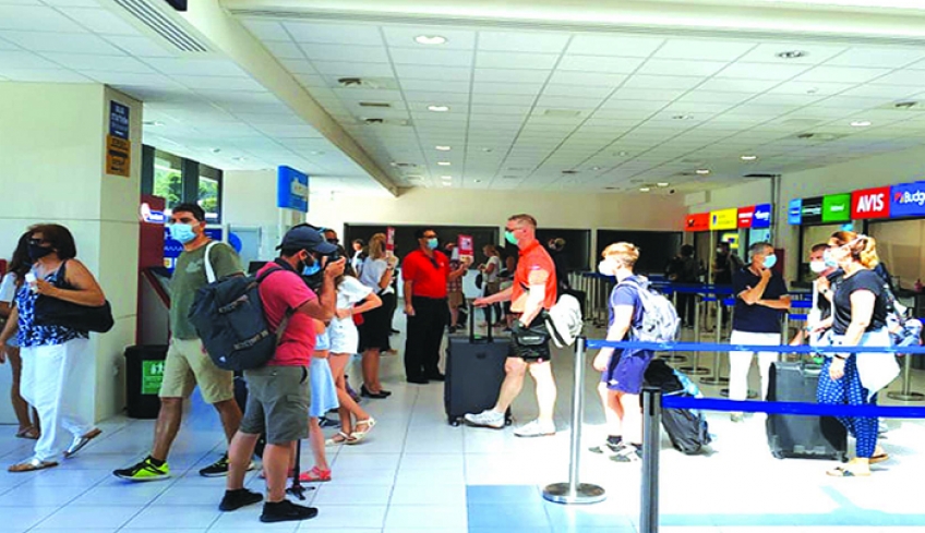 Εντατικοί μοριακοί έλεγχοι στα διεθνή αεροδρόμια των νησιών του Νότιου Αιγαίου-Ξεπερνούν τις 18.000