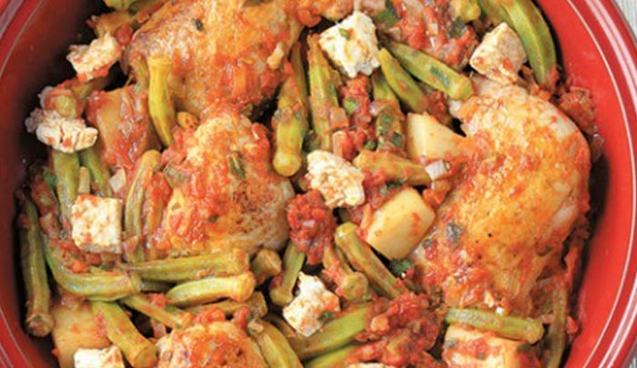 Οικονομική συνταγή: Κοτόπουλο με μπάμιες, πατάτες και φέτα στον φούρνο