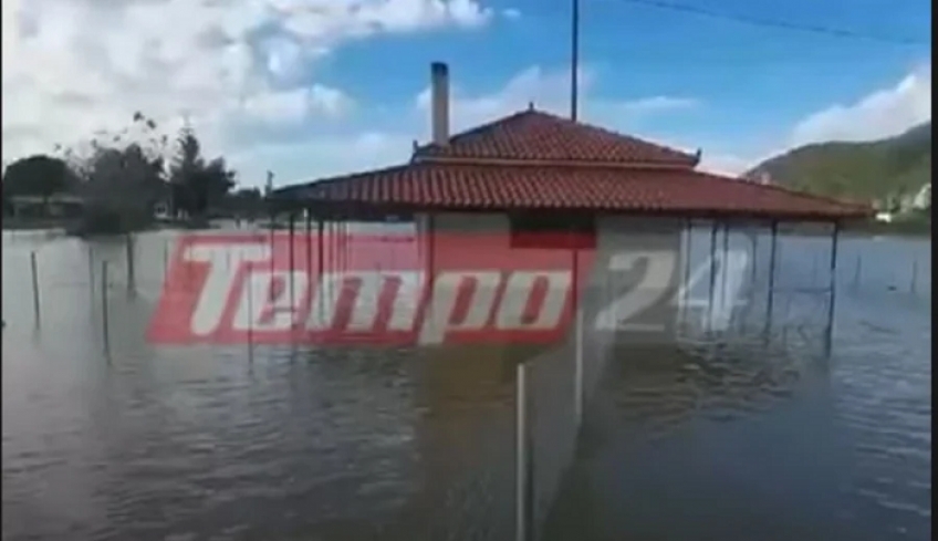 Πλημμύρισε η Αχαΐα: Οι κάτοικοι φτάνουν με βάρκες στα σπίτια τους (βίντεο)