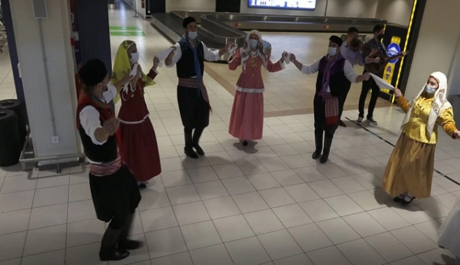 Ρόδος: Εφτασαν οι πρώτοι τουρίστες -Θερμή υποδοχή με παραδοσιακούς χορούς και τραγούδια [βίντεο]