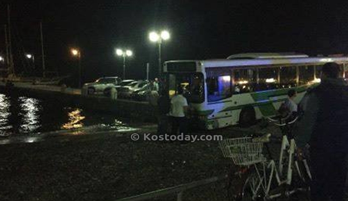 Λεωφορείο της ΚΕΚΠΑΠΥΑΣ κύλησε και "παρέσυρε" αυτοκίνητο -"φρέναρε"στην ακτή!