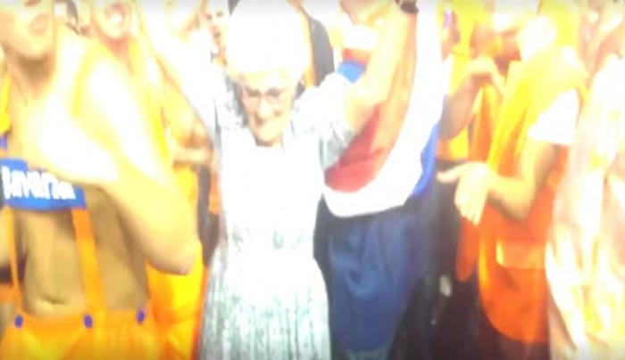 Η γιαγιά που έκλεψε τις εντυπώσεις σε φεστιβάλ trance μουσικής - Δείτε την πως χορεύει και τι φόρεσε! (vid)