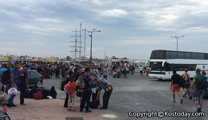 ΣΥΜΒΑΙΝΕΙ ΤΩΡΑ : Αναχωρούν τουλάχιστον 1000 μετανάστες - πρόσφυγες από το Λιμάνι της Κω (Φωτό)