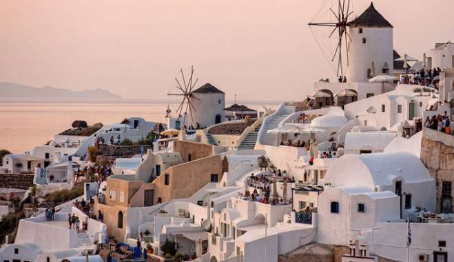 Τα ελληνικά νησιά που «έσπασαν» τα ρεκόρ σε αφίξεις και κρατήσεις