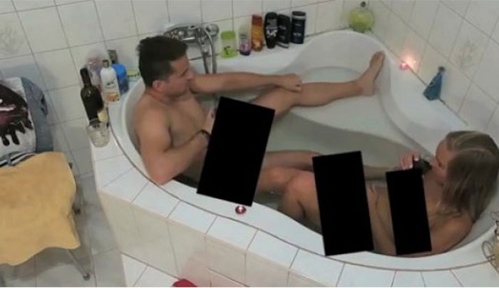 ΕΓΚΕΦΑΛΙΚΟ! - Τον έπιασε διάρροια στη μπανιέρα με τη κοπέλα του! (Video)