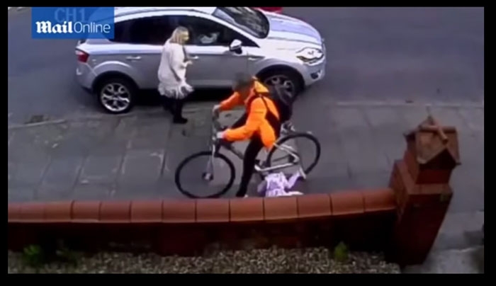 Ποδηλάτης χτύπησε και έσερνε 3χρονη για 3,5 μέτρα!! (Video)