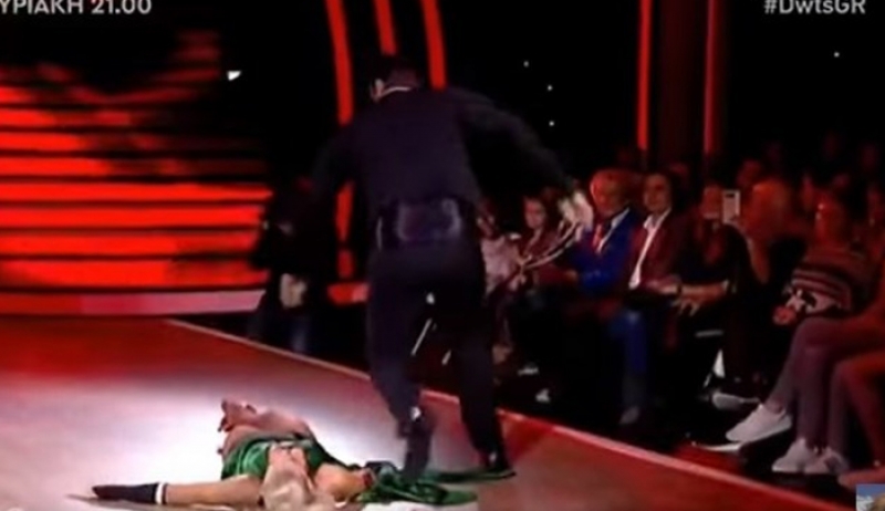 Το ατύχημα του Βλοντάκη: Πάτησε το φόρεμα της ντάμας του - ΒΙΝΤΕΟ