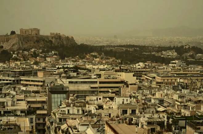 Καιρός σήμερα: Επιμένει η αφρικανική σκόνη, πού έχουμε λασποβροχές
