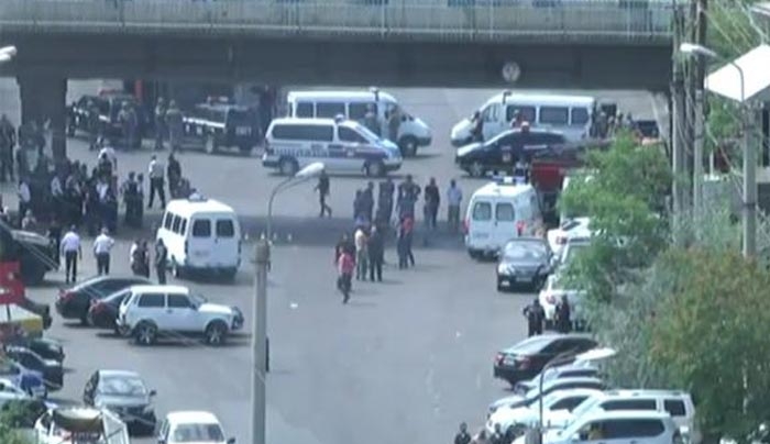 Συναγερμός στην Αρμενία – Ένοπλοι κατέλαβαν το αρχηγείο της αστυνομίας –ΒΙΝΤΕΟ