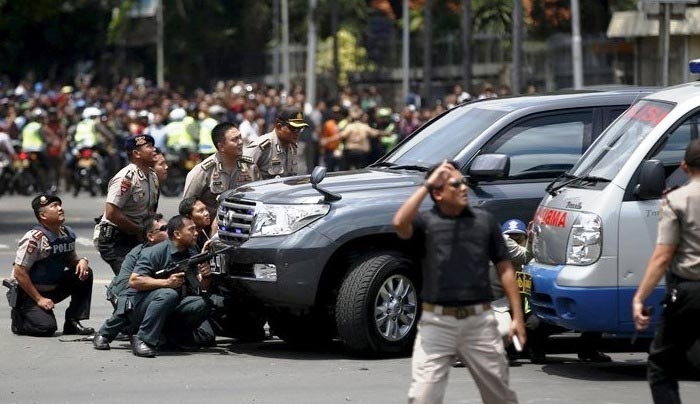 Ινδονησία: Βομβιστές αυτοκτονίας αιματοκύλισαν την Τζακάρτα - Τουλάχιστον 6 νεκροί (βίντεο)