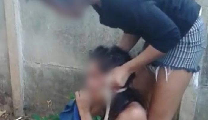 Βίντεο-σοκ: Νεαρές βασανίζουν μια συμμαθήτρια τους επειδή… τόλμησε να φλερτάρει με έναν από τους φίλους τους!