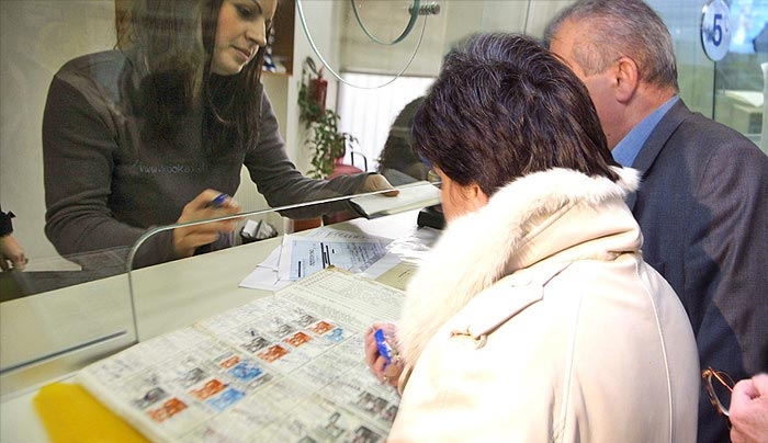 Νέο σοκ για τους συνταξιούχους: Οι Θεσμοί ζητούν δραστικές μειώσεις στις κύριες συντάξεις