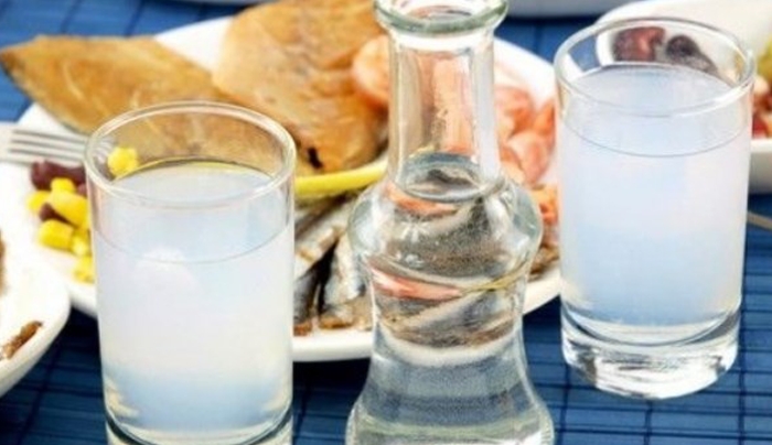 Γιατί το ούζο αλλάζει χρώμα μόλις του ρίξουμε νερό;