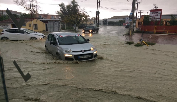 Ζάκυνθος: Προβλήματα και καταστροφές από την καταιγίδα -Ποτάμια οι δρόμοι, κλήσεις στην Πυροσβεστική [βίντεο]