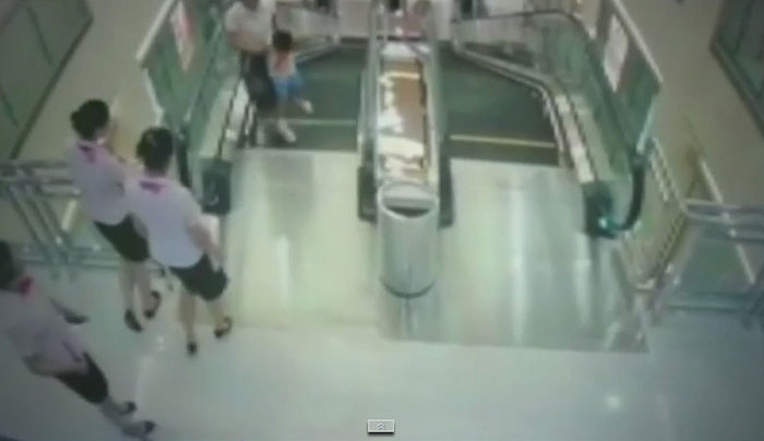 Κυλιόμενες σκάλες »κατάπιαν» μητέρα – Έσπρωξε τον γιο της για να σωθεί ενώ έπεφτε στο κενό (Βίντεο)
