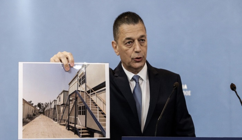 Στεφανής για μετανάστες: Μόνο με άδεια η έξοδος από τα κλειστά κέντρα