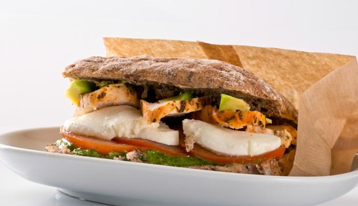 Πείνασες; Χορταστικό caprese σάντουιτς με αβοκάντο και μοτσαρέλα