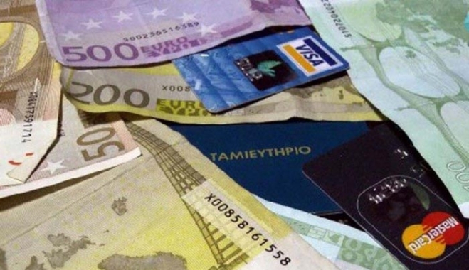«Μαργαρίτες» μαδούν οι πολίτες για το αφορολόγητο – Ερωτήματα για το πλαστικό χρήμα