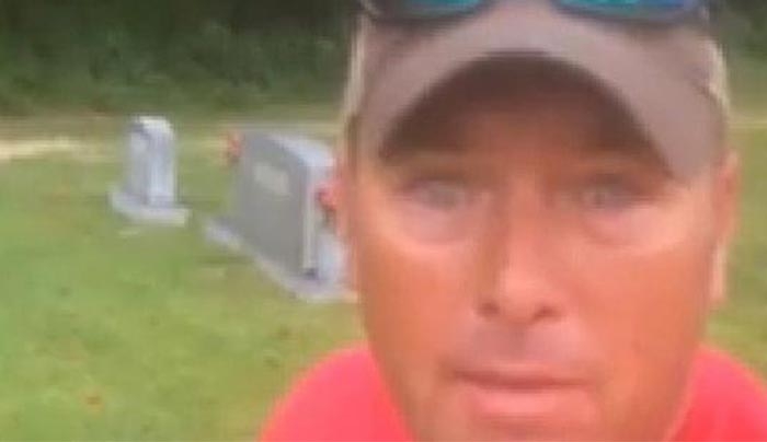 Η 6χρονη κόρη του πέθανε. Αυτό που έκανε στον τάφο της θα σας σοκάρει (Βίντεο)