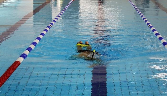 Νεκρός 18χρονος αθλητής - Κατέρρευσε μόλις βγήκε από πισίνα ξενοδοχείου