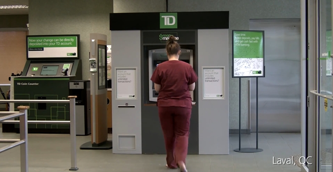 ΤΕΛΕΙΟ: ATM άρχισε να μοιράζει χρήματα και δώρα στους πελάτες του