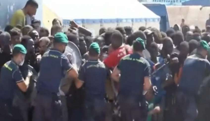 «Βουλιάζει» η Λαμπεντούζα, 7.000 μετανάστες σε 24 ώρες -Εκρηκτική η κατάσταση, ταραχές