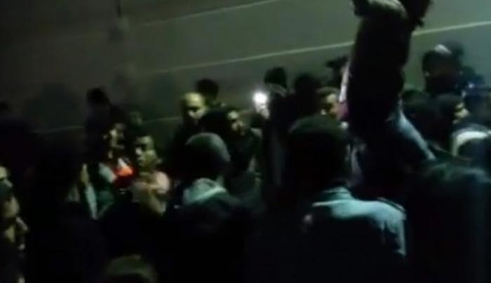 Χίος: Ξεσηκωμός προσφύγων και μεταναστών στο hotspot με πλακάτ και συνθήματα (Βίντεο)!