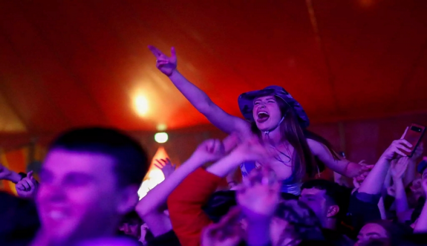 Κορονοϊός – Το «πείραμα» του Λίβερπουλ: Φεστιβάλ χωρίς μάσκες και 5.000 ανθρώπους