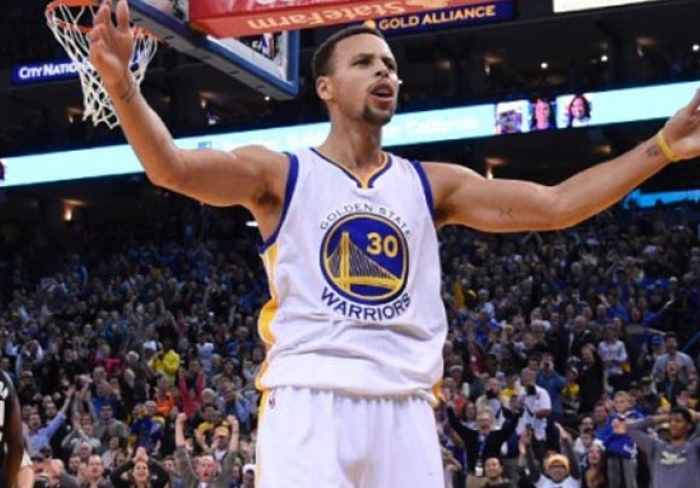 O άσσος του NBA Stephen Curry είναι ο κορυφαίος αθλητής της χρονιάς 2015