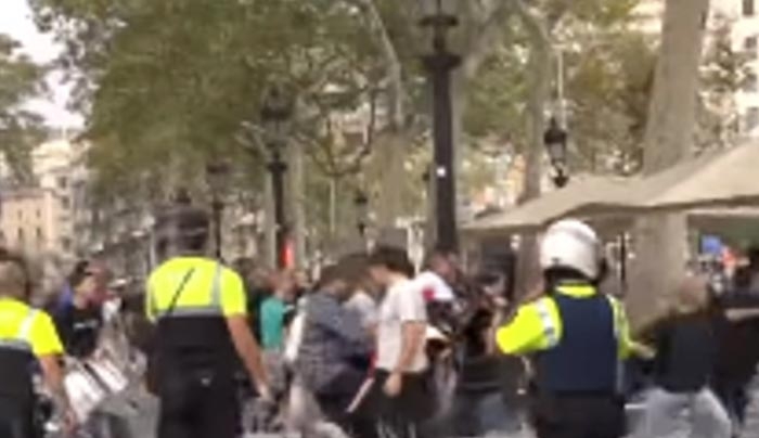 Χαμός στη Βαρκελώνη: Άγριες συγκρούσεις και ξύλο για την ανεξαρτησία [βίντεο]