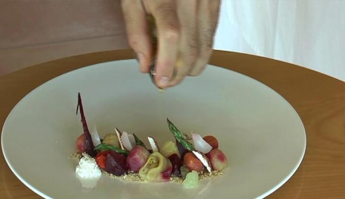 Από τους 8 νέους chef που διαγωνίστηκαν προκρίθηκε ο Άκης Τσουκαλάς, με το πιάτο που τιτλοφόρησε ως ‘’κήπος της Κω
