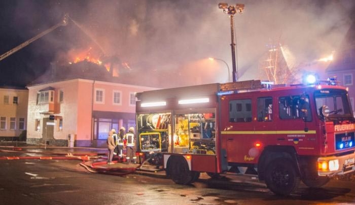 Έκαψαν κέντρο προσφύγων στη Δρέσδη και το συγκεντρωμένο πλήθος πανηγύριζε (Βίντεο)