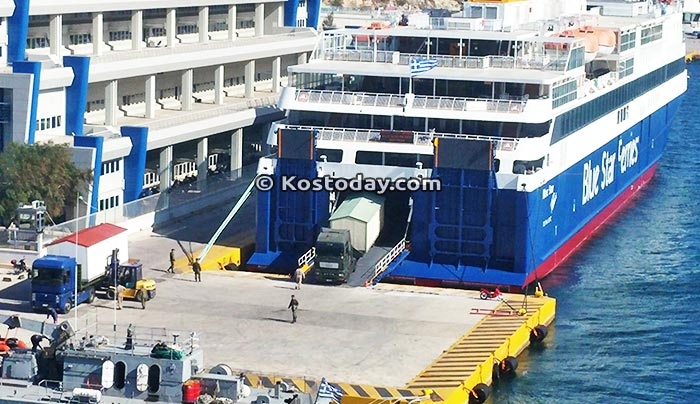 Φορτώθηκαν λυόμενοι οικίσκοι στο πλοίο της Blue Star Ferries "ΠΑΤΜΟΣ"