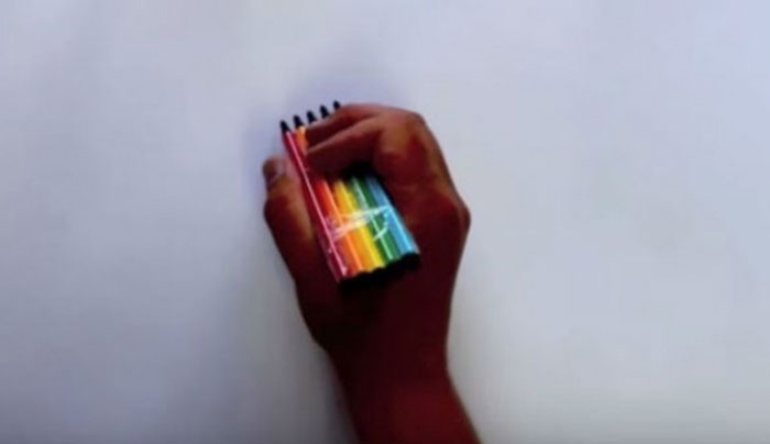 Απίστευτες καλλιγραφίες, κρατώντας πέντε στυλό (Βίντεο)