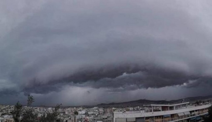 «Σάρωσε» η κακοκαιρία: 8.350 κεραυνοί έκαναν τη νύχτα μέρα – Shelf cloud «κατάπιε» την Αττική