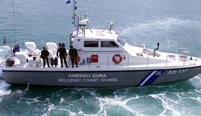Σκάφος του Λιμενικού προσάραξε στα τουρκικά παράλια μετά από καταδίωξη δουλεμπόρων