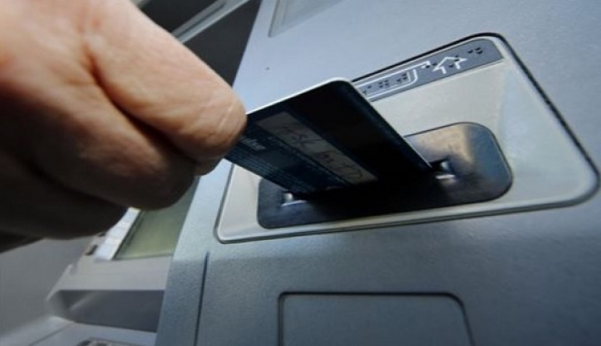 Προμήθεια 2-3 ευρώ για αναλήψεις από ATM άλλων τραπεζών