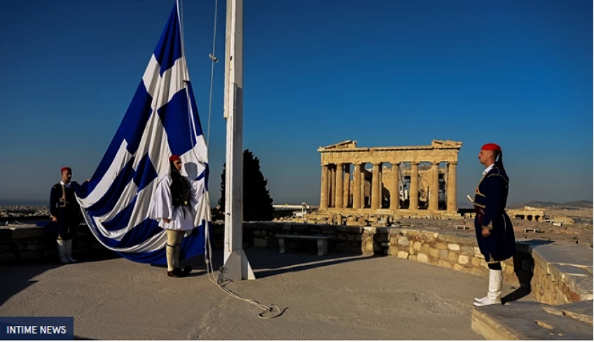 25η Μαρτίου: Η έπαρση της ελληνικής σημαίας στον Ιερό Βράχο της Ακρόπολης [εικόνες]