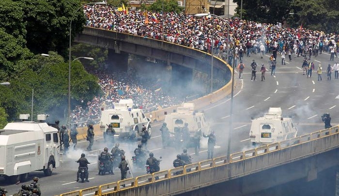​Βία και αίμα στη «μητέρα των διαδηλώσεων» στη Βενεζουέλα