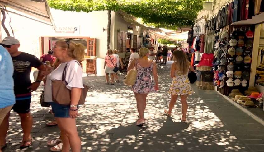 ΦΕΚ: Δεν θα μπαίνουν σε πενθήμερη καραντίνα οι τουρίστες με κορωνοϊό
