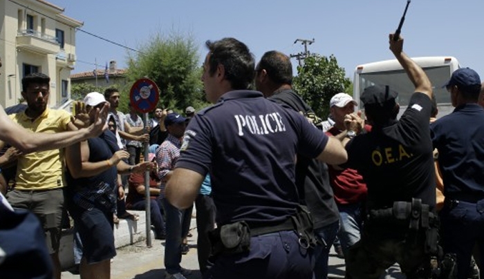 Μυτιλήνη: Νέες συγκρούσεις μεταναστών με αστυνομικούς στο λιμάνι - Τραυματισμοί και ξύλο!