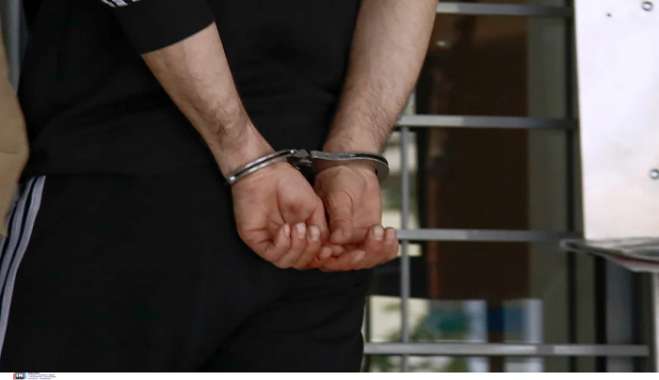 Χειροπέδες σε αστυνομικό διοικητή κοσμοπολίτικου νησιού: Η «επιχείρηση» που είχε στήσει για την τουριστική σεζόν